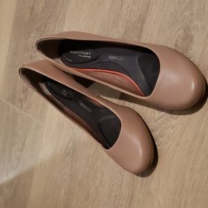 Rockport 6.5 size tan color, leather heels